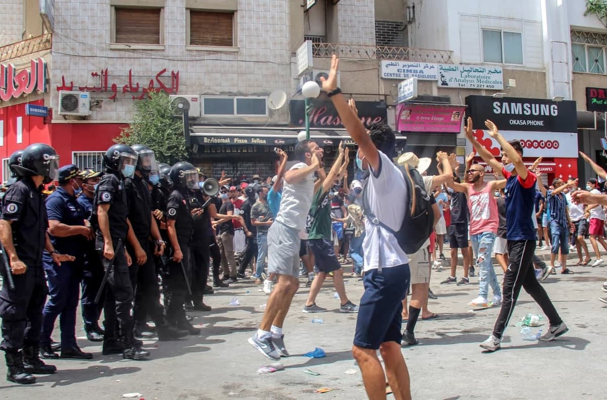 Tunisda armiya hukumat binosini qurshab oldi