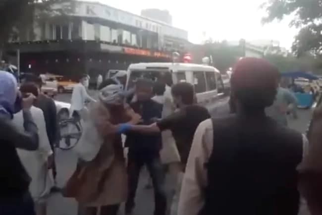 Terakt qurbonlari orasida amerikaliklar bor, Kobuldan so‘nggi reyslar uchmoqda. Afg‘onistondan so‘nggi xabarlar