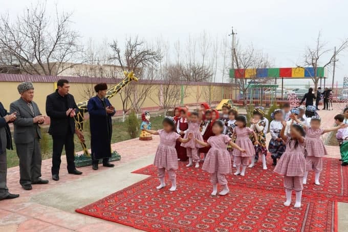 Xorazmda yupqa kiyingan bolalarni tadbirga jalb qilgan MTT xodimlari jazolanadi