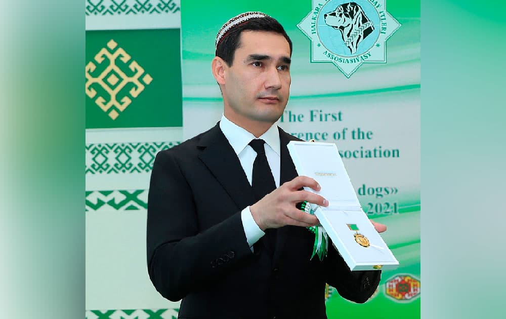 Gurbanguli Berdimuhammedov o‘g‘liga «Turkmanistonda xizmat ko‘rsatgan it boquvchisi» faxriy unvonini berdi
