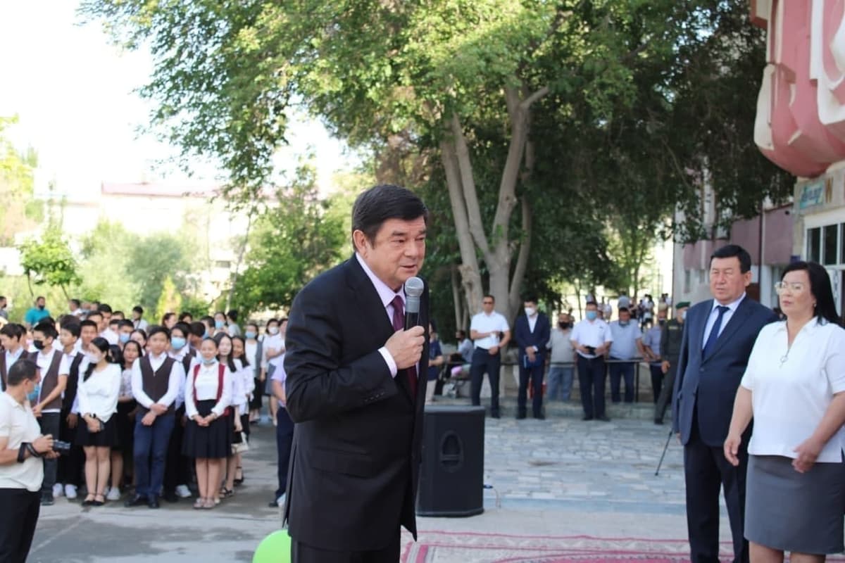Murat Kamalov maktab bitiruvchilarini tabrikladi
