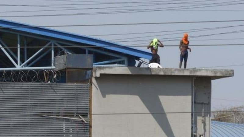 Ekvador qamoqxonasidagi jang: 100dan ortiq qurbon, ayrimlarning boshi kesilgan