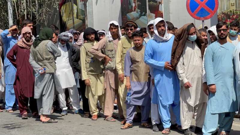 Britaniyaga evakuatsiya qilingan afg‘on qochqinlari ortga qaytarishlarini so‘rashmoqda