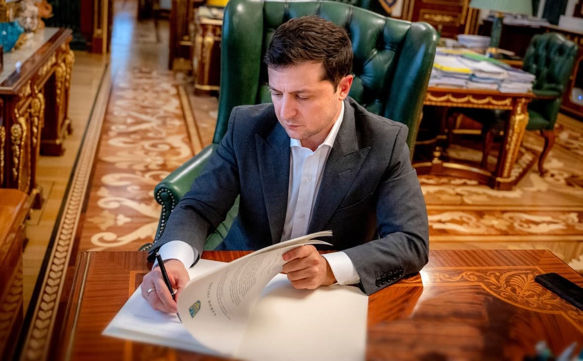 Zelenskiy oligarxlarning siyosatga ta'sirini cheklovchi qonunni imzoladi