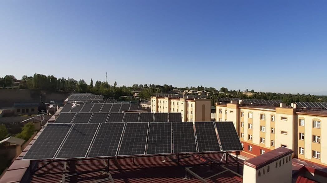Uychida ko‘p qavatli uylarga quyosh panellari orqali elektr energiyasi yetkazib berilmoqda