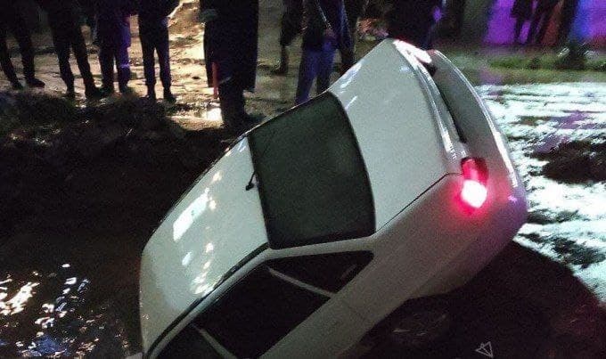 Samarqandda «Nexia 2» suv quvurlarini almashtirish uchun qazilgan chuqurga tushib ketdi