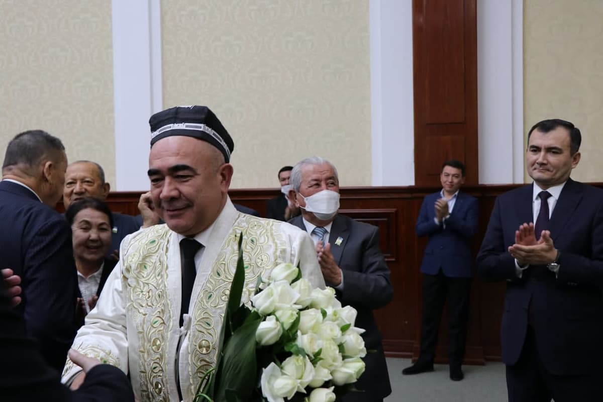 Foto: Qashqadaryolik faollar Zoir Mirzayevga to‘n kiydirib, uni yangi lavozimga kuzatdi