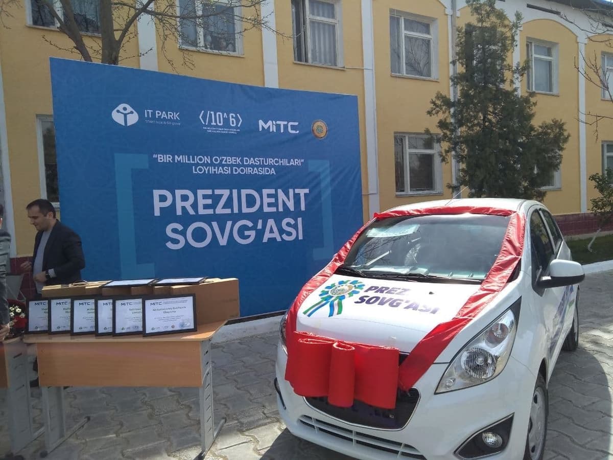 Navoiydagi maktab direktoriga «Spark» avtomobili berildi