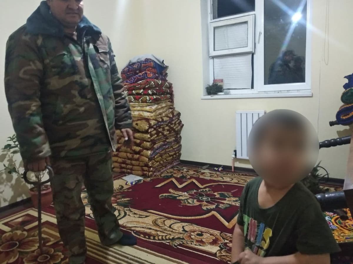Yangiariqda ko‘p qavatli uy xonadonida qamalib qolgan bola qutqarildi