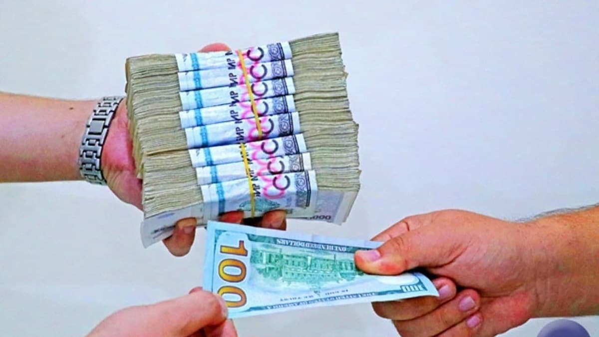 Baliqchi tumanida 6 300 AQSh dollarini so‘mga aylantirib berayotgan valutafurush qo‘lga olindi