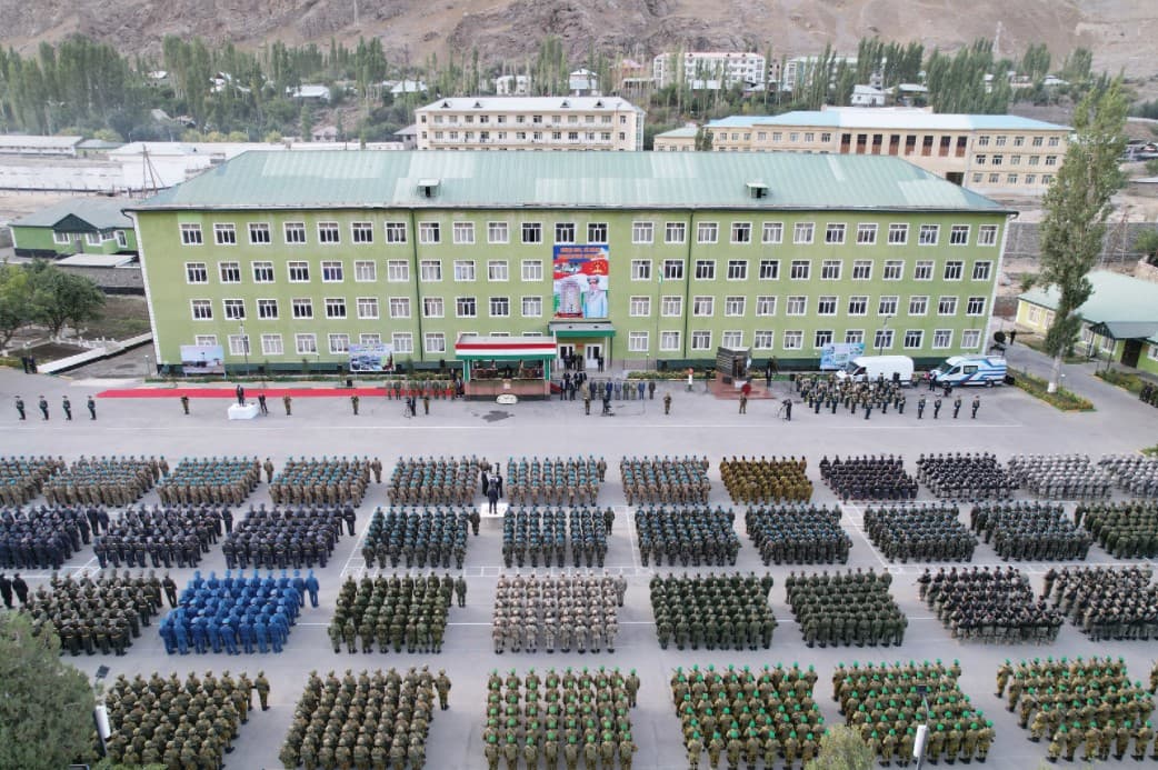 Tojikiston Afg‘oniston bilan chegaradagi shaharda harbiy parad o‘tkazdi
