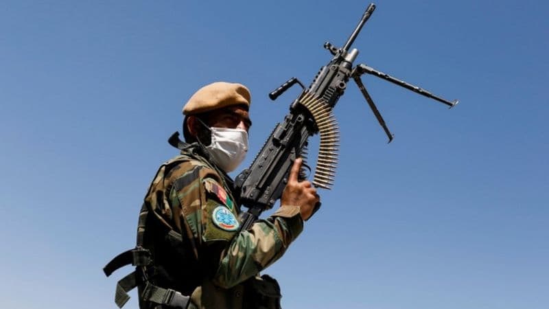 Yuzlab afg‘on harbiylari toliblar hujumidan Tojikistonga qochib o‘tmoqda