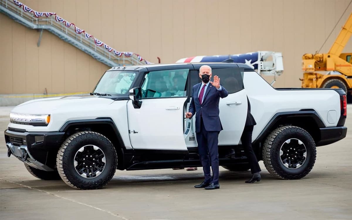 Jo Bayden yangi elektron Hummer'ni haydab ko‘rdi (video)