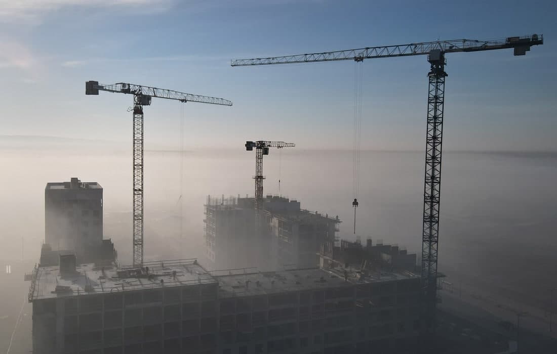 Yekaterinburgdagi smog, Makron bilan uchrashgan Rahmon va tobutsozga aylangan o‘qituvchilar. Kun suratlari