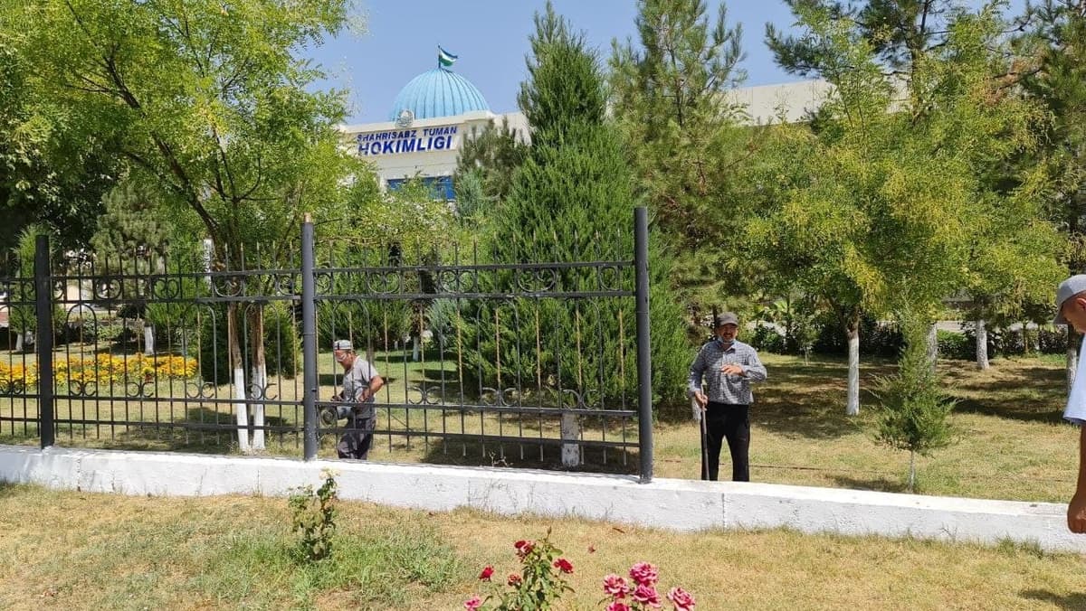 Viloyat hokimi tanqididan so‘ng Qashqadaryodagi ayrim tuman hokimliklari panjaralarni olib tashlamoqda