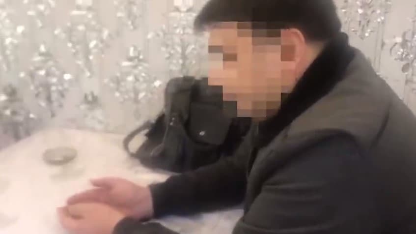 Yer berishni va'da qilib, tadbirkordan pul olgan Chinoz tuman hokimligi xodimi 5 yilga qamalgan