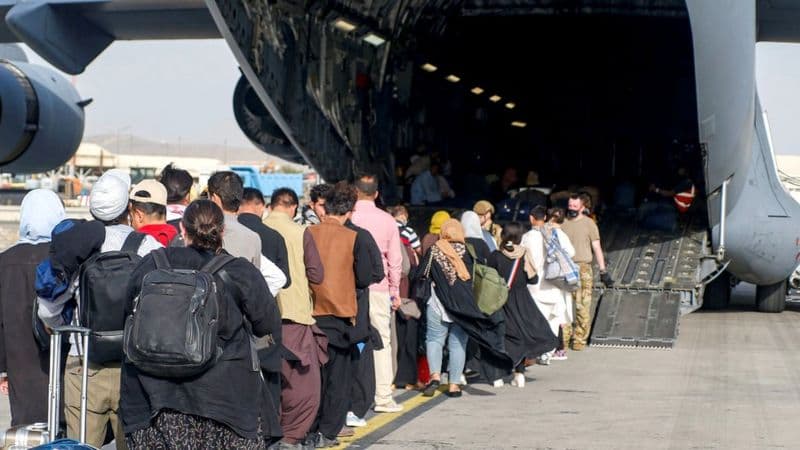 «Afg‘onlarning bir avlodi orzularini ko‘mdi» – «Tolibon»dan qochganlar qayerlarga ketmoqda?