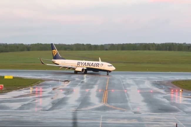 Yevropa Minskka javob qaytarmoqda: Belarus ustidan parvozlar to‘xtatilib, YeI osmoni «Belavia» uchun yopilmoqda