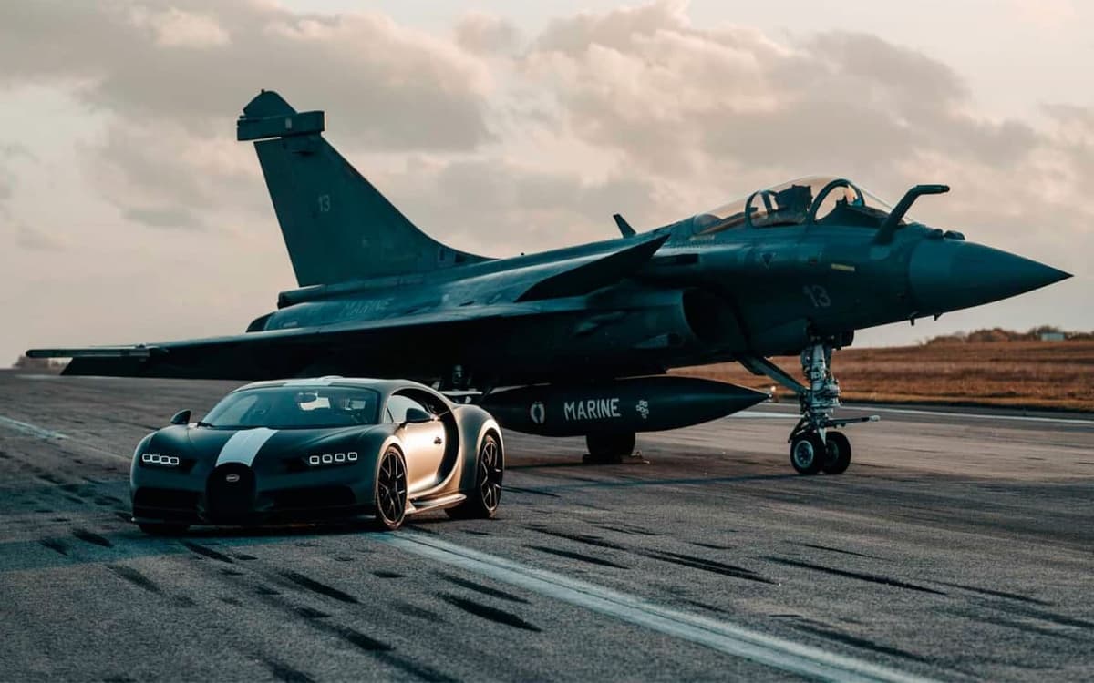 Bugatti giperkari qiruvchi samolyot bilan tezlikda bahslashdi (video)