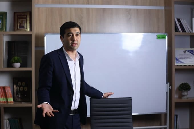 Alisher Sa’dullayev xalqaro imtihonlarda yuqori ball olgan yoshlarning xarajatlari qoplab berilishi qanday muammolarga yechim bo‘lishini aytdi