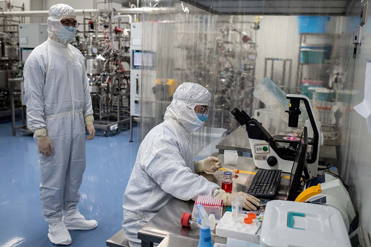 Olimlar AstraZeneca va J&J vaksinalari tromb hosil qilishi sababini aniqlashdi