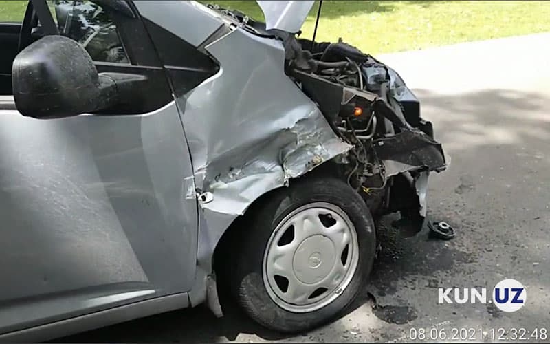 Toshkentda noqonuniy buzilgan reklama bilbordi harakatdagi avtomobil ustiga quladi