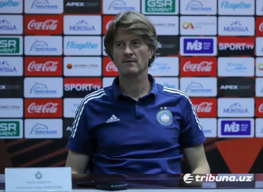 «Niderlandiyada bunday maydonga itlarni ham sayrga olib chiqishmaydi». Piter Hyuistra Jizzaxdagi maydon holati va hakamlikni tanqid qildi