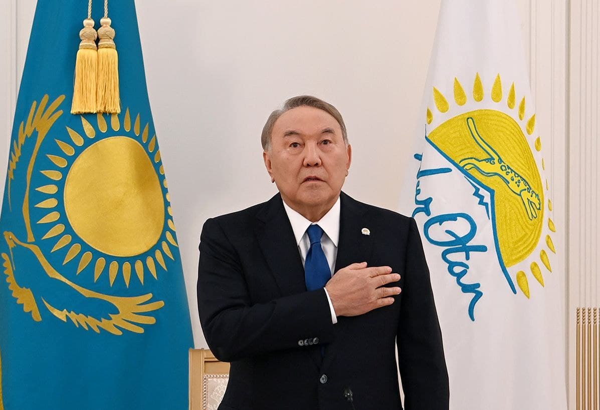 Nazarboyev yana ko‘rinish berdi. U partiya rahbarligidan ham rasman ketdi