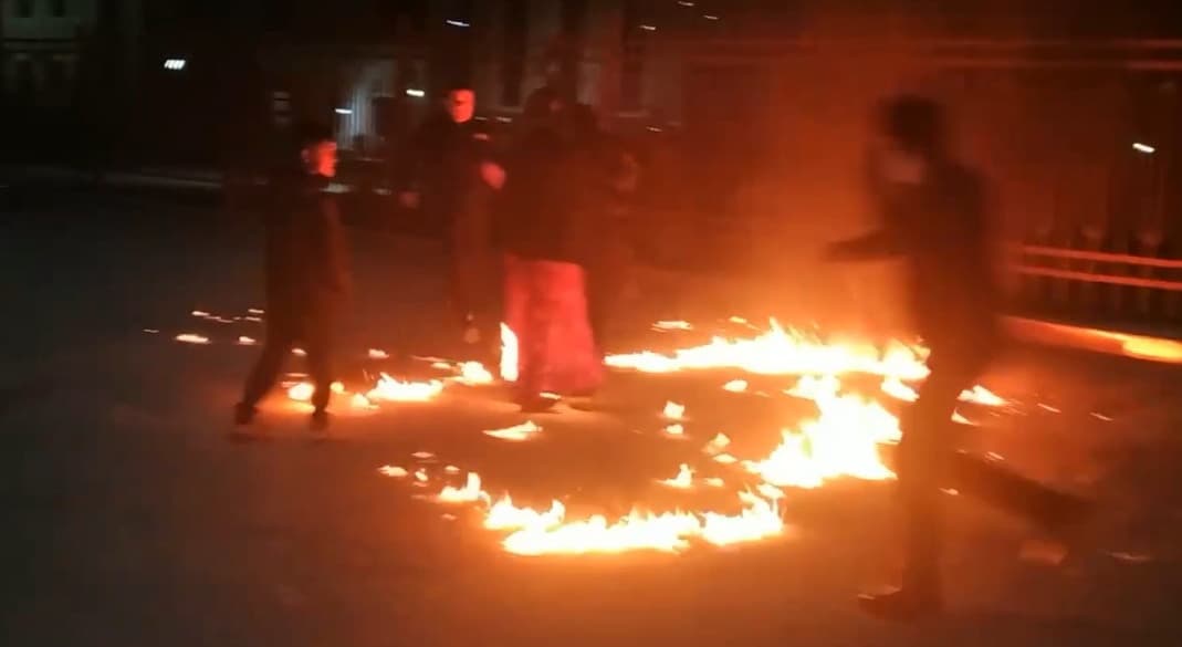 Chinozda aliment pulini ololmagan ayol prokuratura binosi oldida o‘zi va farzandlariga o‘t qo‘ymoqchi bo‘ldi