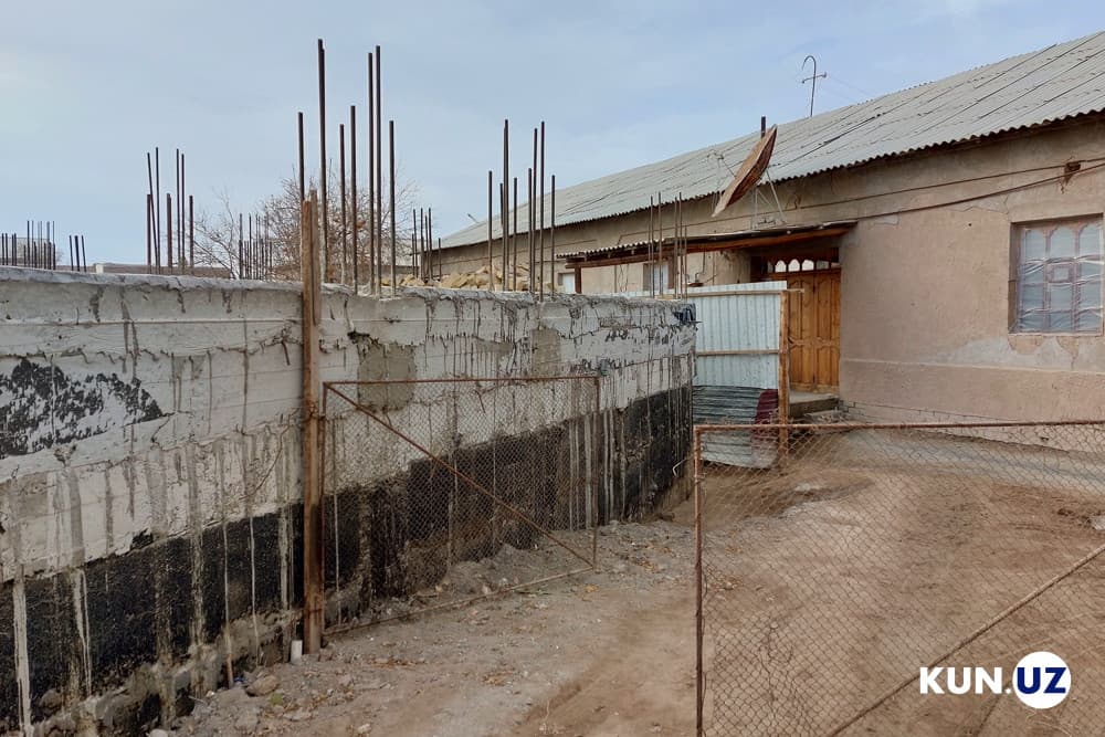 Urganch tumanida 2 oila xavf ostida yashamoqda – qurilish ularning uyi ostonasigacha kelgan