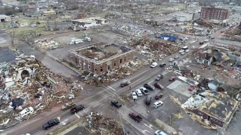 Kentukkidagi dahshatli tornado qurbonlari soni 90dan oshdi. Omon qolganlarni qidirish davom etmoqda