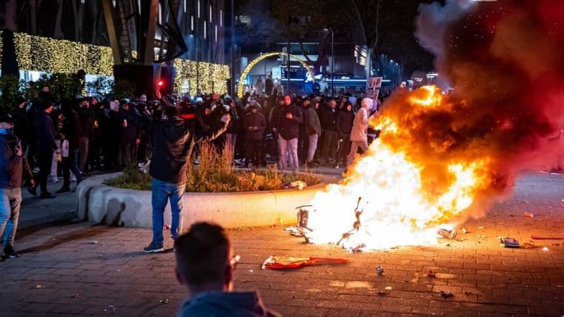 Niderlandiyaning Rotterdam shahrida koronavirus cheklovlariga qarshi namoyishlar tartibsizliklarga aylanib ketdi