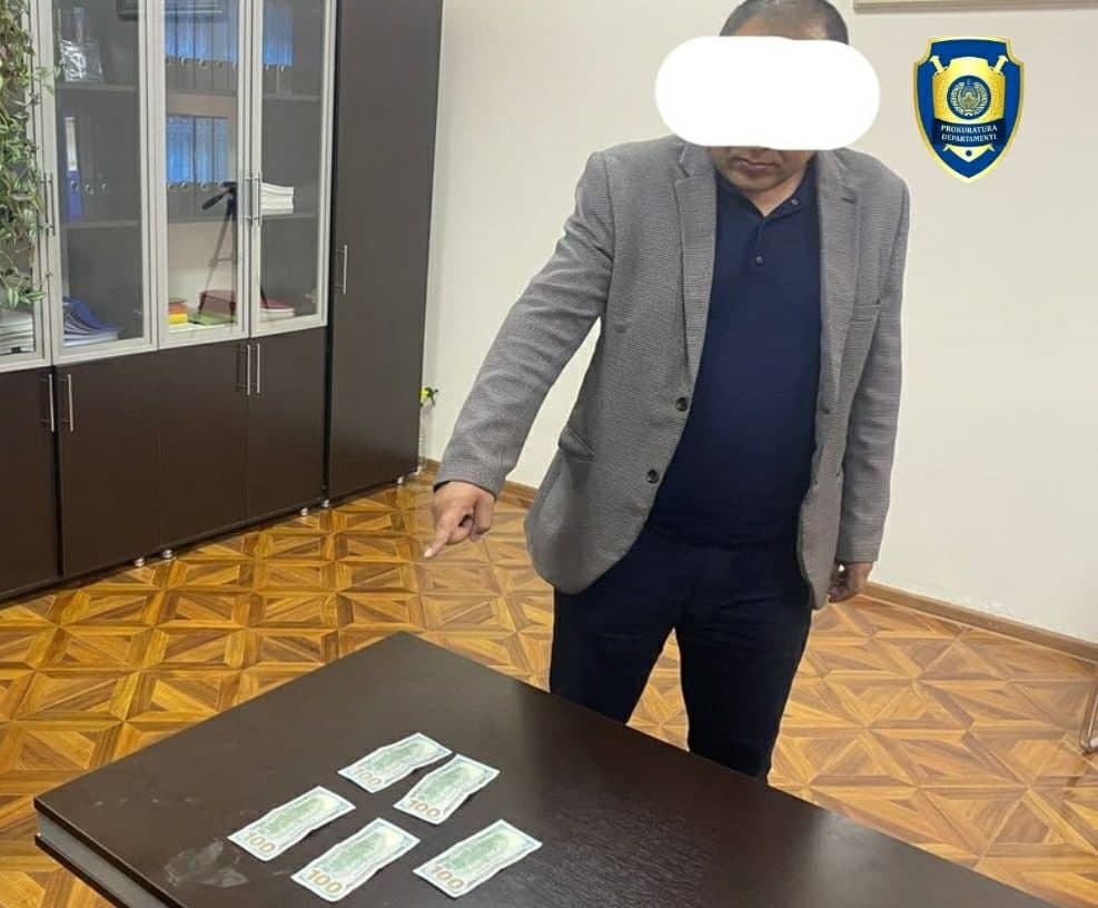 Samarqandda fuqaroni ishga kiritib qo‘yishini aytib 500 dollar olgan tez yordam bo‘limi mudiri ushlandi