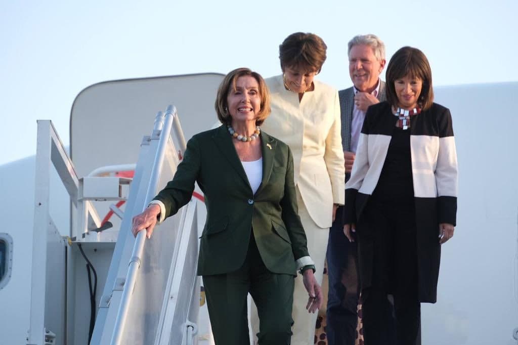 Nensi Pelosi Armanistonga bordi