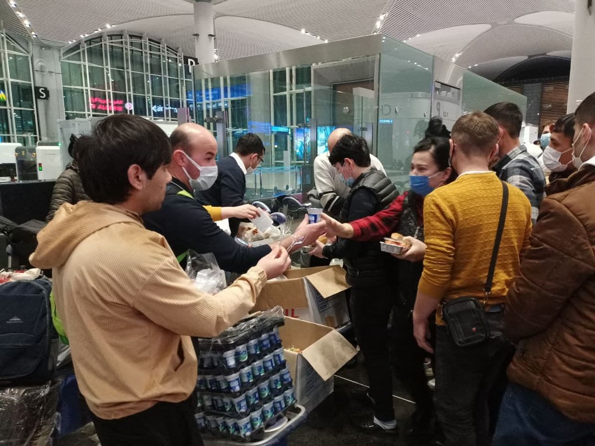 Istanbulda kuchli qor yog‘ishi sababli aeroportda qolib ketgan o‘zbekistonliklarga ko‘mak berildi