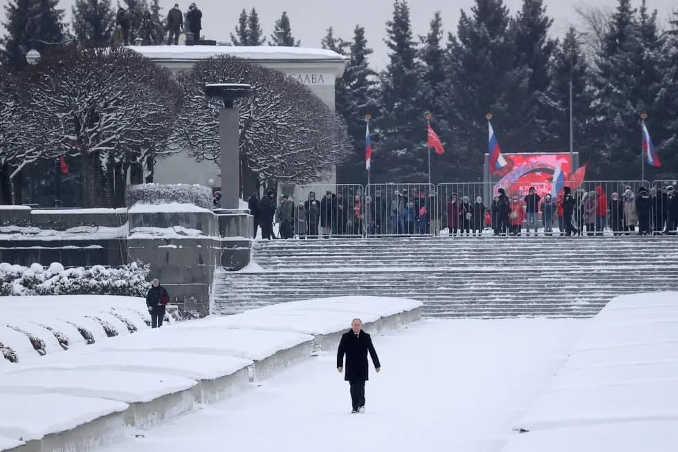 Putin uchun yopilgan qabriston, Yaqin Sharqdagi qor va Ukrainaga kelgan yordam. Kun suratlari