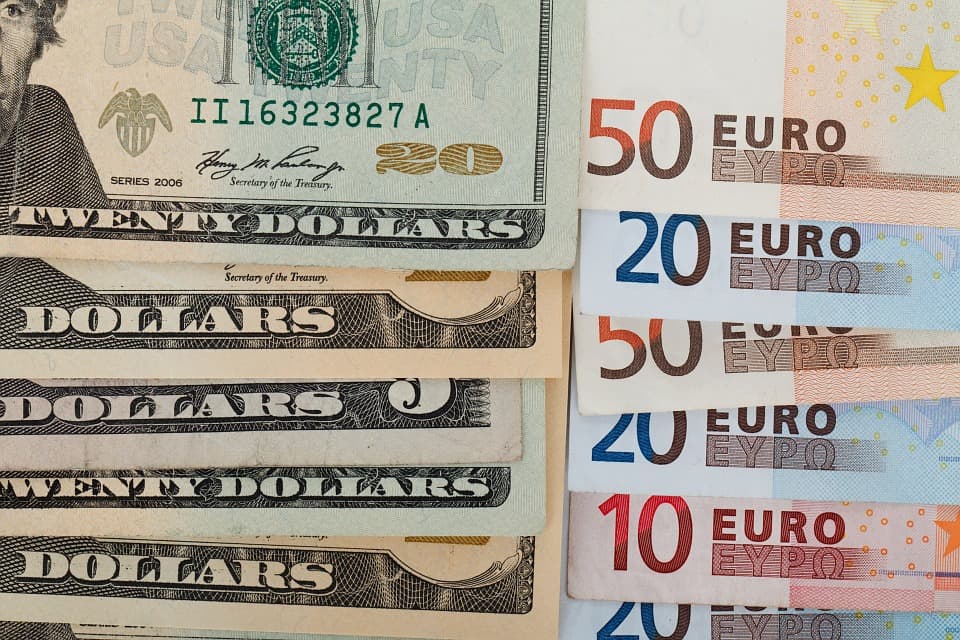Yevro qadrsizlanib, dollar mustahkamlanmoqda. Nega?