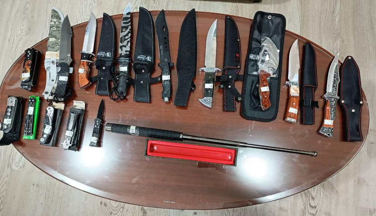 Man attempts to smuggle almost 900 million soums worth of cold weapons into Uzbekistan
