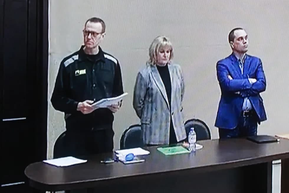 Aleksey Navalniy 9 yilga qamaldi