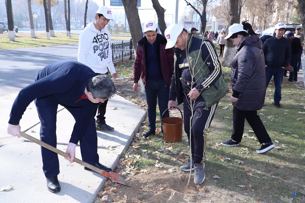 ХДП фаоллари ва депутатлари кўчат экиш акциясида иштирок этишди