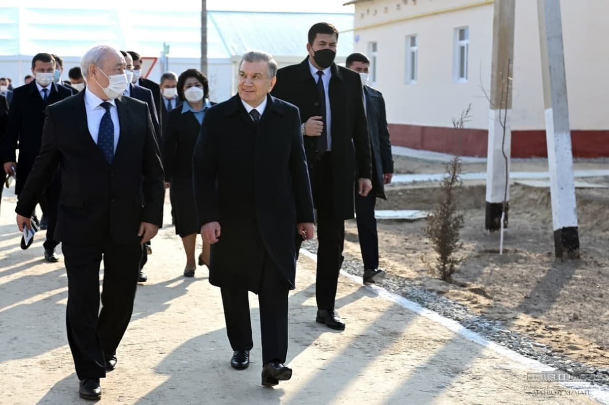“Nukusda sharoiti yomon yana yettita mahalla bor ekan”. Shavkat Mirziyoyev Nukusdagi mahallalarning birida bo‘ldi