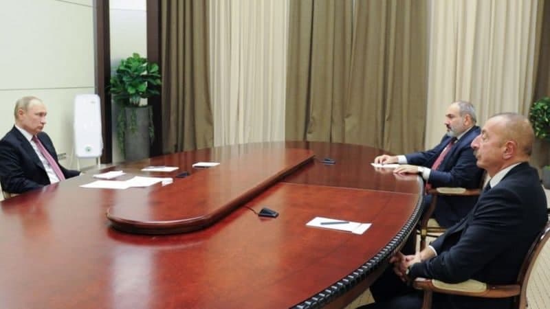 Aliyev va Pashinyan Sochida chegara delimitatsiyasi uchun komissiya tuzishga kelishdi. Putin ularga zaytun novdasi sovg‘a qildi