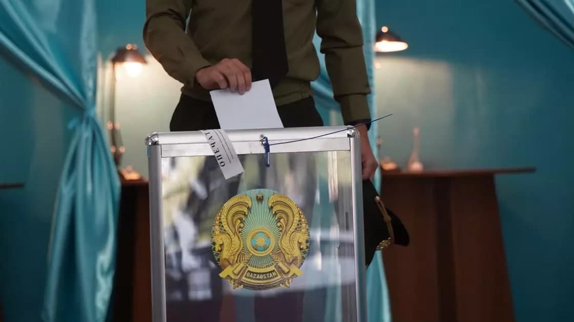 Qozog‘istonliklar Konstitutsiyaga tuzatishlarni ma’qullashdi. Nazarboyev imtiyozlardan mahrum bo‘ladi, parlamentning o‘rni kuchaytiriladi