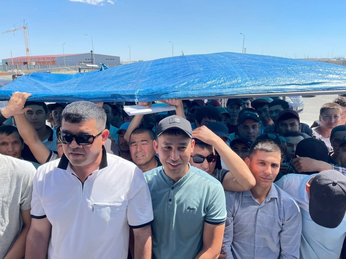 Atirauda ishlash uchun ruxsatnoma olmoqchi bo‘lgan o‘zbekistonliklardan iborat katta navbat yuzaga keldi