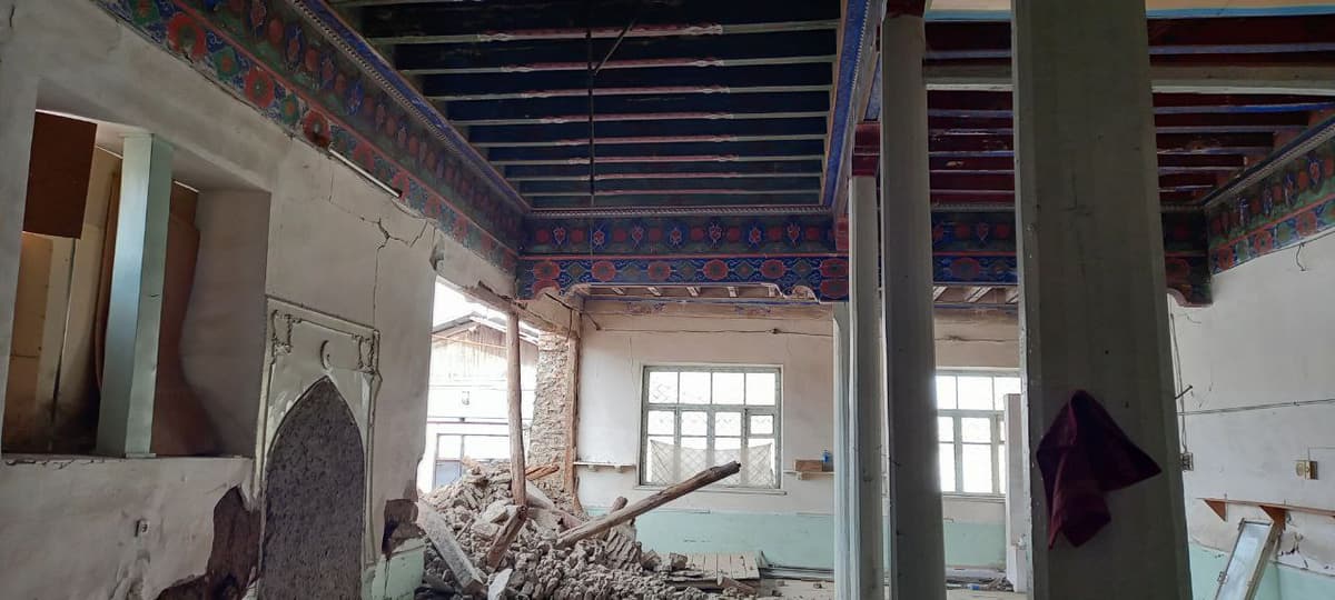 Yog‘ingarchilik sabab Marg‘ilon shahridagi Safed to‘da masjidi devorining bir qismi qulab tushdi
