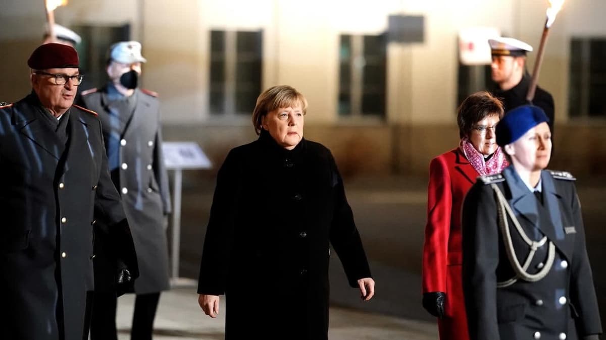 Foto: Merkel tantanali ravishda kuzatildi