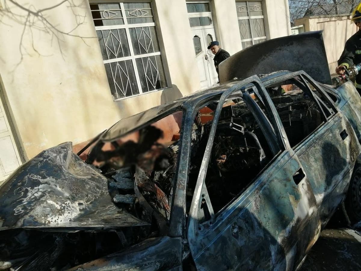 Andijonda Nexia yonib ketib, ikki yo‘lovchi halok bo‘ldi