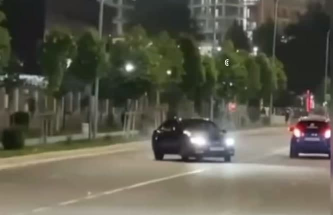 Toshkentda bir guruh haydovchilar avtomobil yo‘lida drift qildi. Ulardan biri ustunga urilib, voqea joyidan qochib ketgan
