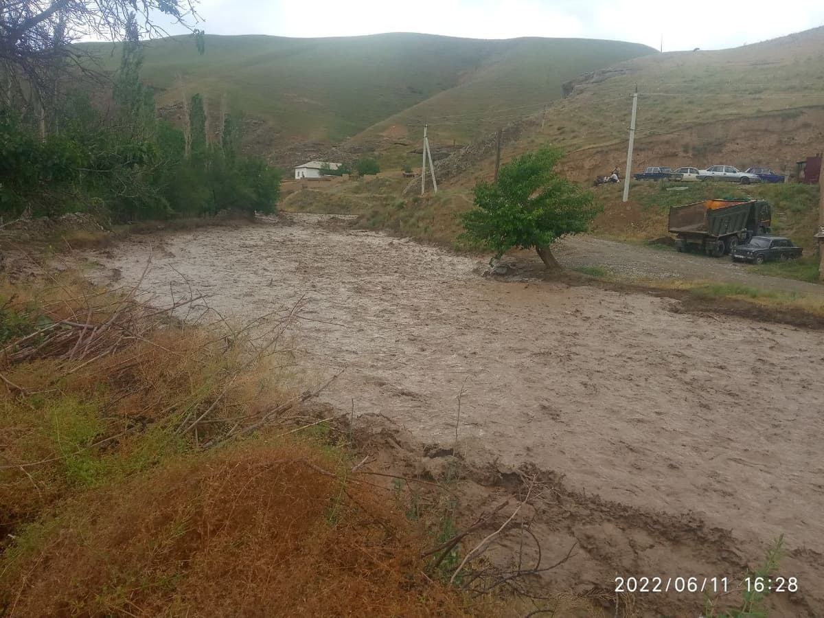 Zominda sel kelib, hovlilarni va ekin maydonlarini bosdi