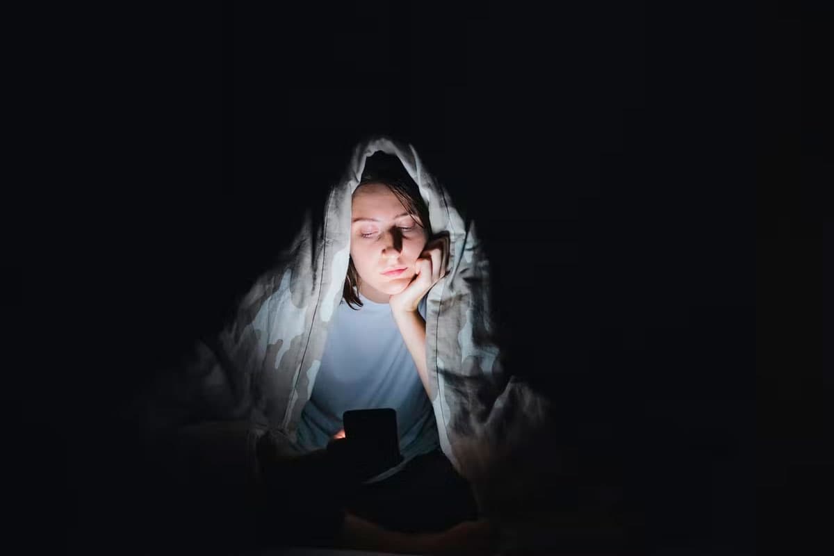 Почему нельзя смотреть в телефон перед сном? 4 причины, которые заставят вас отключить гаджет до утра